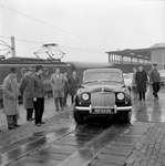 846415 Afbeelding van het voorrijden van een auto voor de autoslaaptrein op het perron van het N.S.-station ...